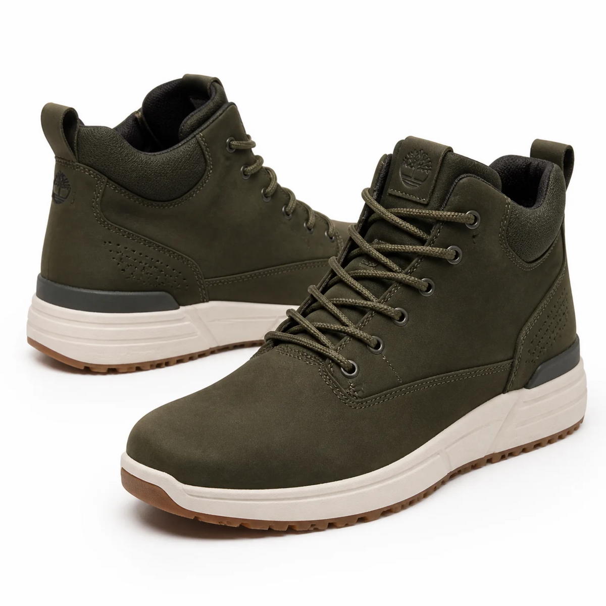 Une paire de bottines montantes vert olive pour homme avec des lacets ton sur ton et une semelle blanche, posée sur un fond blanc.