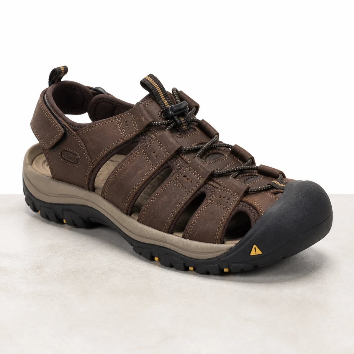 Sandales de randonnée marron pour homme en cuir avec bout fermé et laçage élastique. Style sportif et protecteur. À découvrir dès maintenant chez Cath Shoes !   