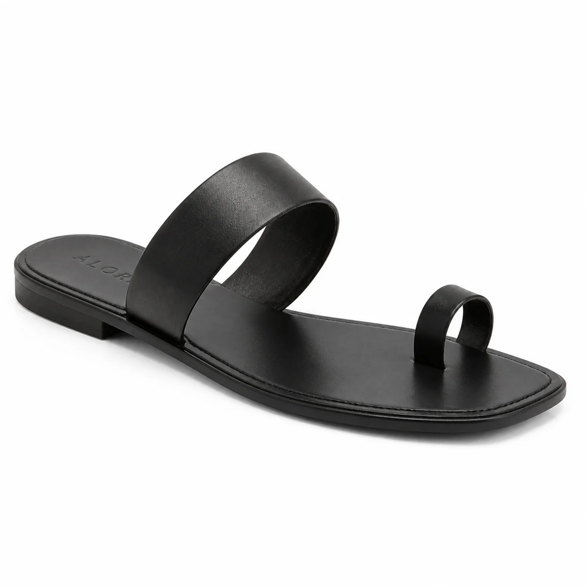 Une sandale plate noire en cuir pour femme avec une bride d'orteil et une lanière transversale, posée sur un fond blanc.   